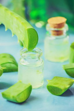 Aloe Vera özü küçük bir şişe ve parça tablo. Seçici odak. 