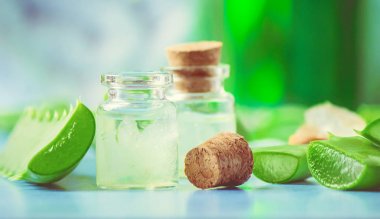 Aloe Vera özü küçük bir şişe ve parça tablo. Seçici odak. 