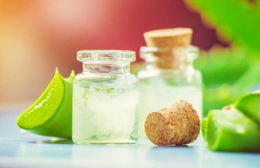 Aloe Vera özü küçük bir şişe ve parça tablo. Seçici odak. 