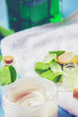 Aloe Vera özü küçük bir şişe ve parça tablo. Seçici odak. 