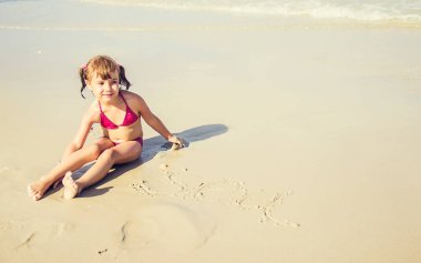 Çocuk denizin içinde. Seçici odak. 