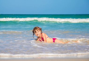 Çocuk denizin içinde. Seçici odak. 