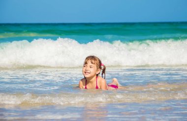 Çocuk denizin içinde. Seçici odak. 