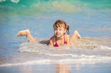 Çocuk denizin içinde. Seçici odak. 