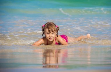 Çocuk denizin içinde. Seçici odak. 