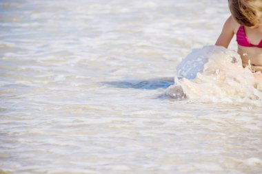 Çocuk denizin içinde. Seçici odak. 