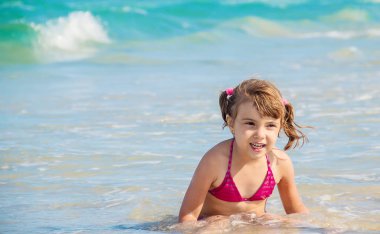 Çocuk denizin içinde. Seçici odak. 