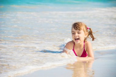 Çocuk denizin içinde. Seçici odak. 