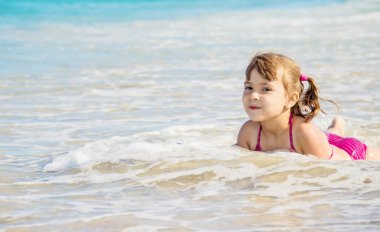 Çocuk denizin içinde. Seçici odak. 