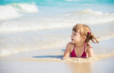 Çocuk denizin içinde. Seçici odak. 