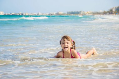 Çocuk denizin içinde. Seçici odak. 