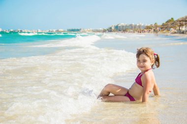 Çocuk denizin içinde. Seçici odak. 