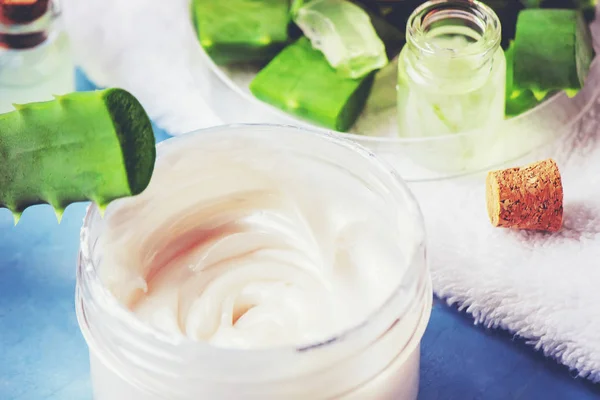 Extracto Aloe Vera Una Botella Pequeña Trozos Sobre Mesa Enfoque — Foto de Stock