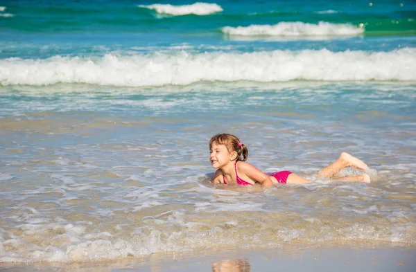 Çocuk denizin içinde. Seçici odak. 