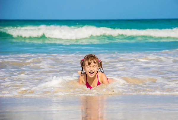 Enfant Dans Mer Concentration Sélective — Photo