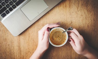 Bilgisayar, yazma, plan, kahvaltıda kahve fincan. Seçici odak.