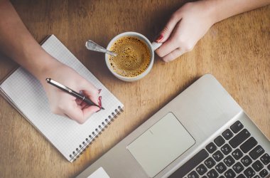 Bilgisayar, yazma, plan, kahvaltıda kahve fincan. Seçici odak.