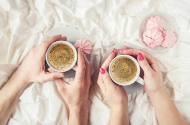 Yatakta kahve. Seçici odak.