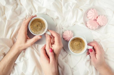 Yatakta kahve. Seçici odak.