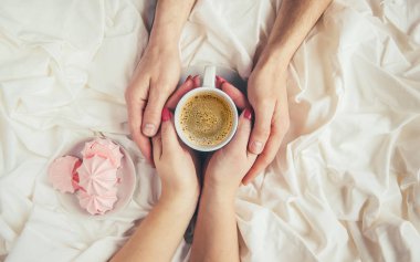 Yatakta kahve. Seçici odak.