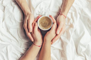 Yatakta kahve. Seçici odak.
