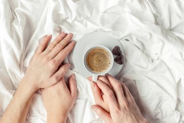 Yatakta kahve. Seçici odak.