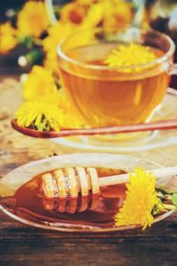 Dandelion bal ve bir bardak çay. Seçici odak.