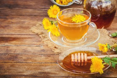 Dandelion bal ve bir bardak çay. Seçici odak.