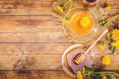 Dandelion bal ve bir bardak çay. Seçici odak.