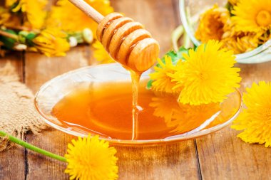 Dandelion bal ve bir bardak çay. Seçici odak.