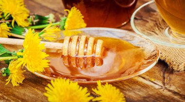 Dandelion bal ve bir bardak çay. Seçici odak.