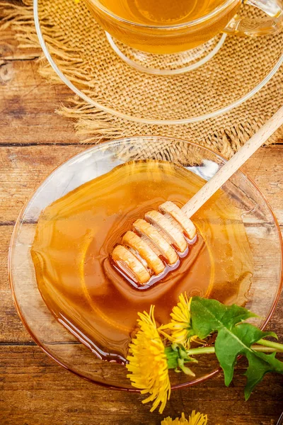 Honig Aus Löwenzahn Und Eine Tasse Tee Selektiver Fokus — Stockfoto