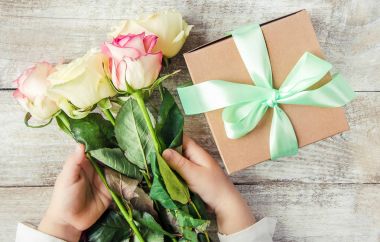 hediye ve çiçek. mutlu anneler günü. seçici odak.