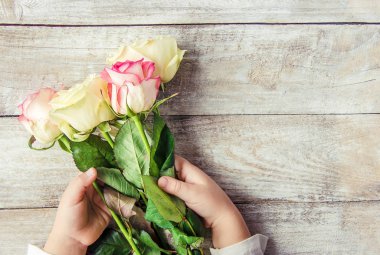 hediye ve çiçek. mutlu anneler günü. seçici odak.