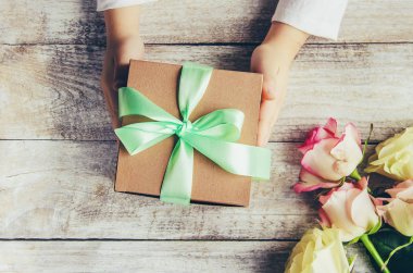 hediye ve çiçek. mutlu anneler günü. seçici odak.