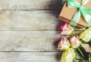 hediye ve çiçek. mutlu anneler günü. seçici odak.