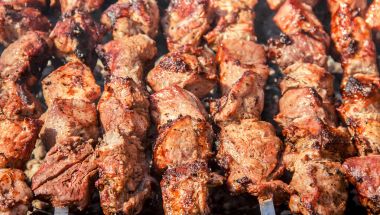 Eti ızgarada kızartılıyor. Seçici odak. 