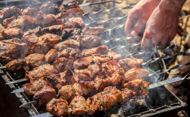 Eti ızgarada kızartılıyor. Seçici odak. 