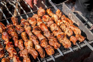 Eti ızgarada kızartılıyor. Seçici odak. 