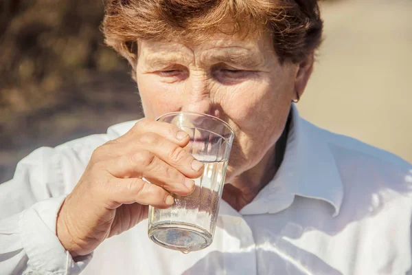 Gammal Kvinna Dricker Vatten Selektivt Fokus — Stockfoto