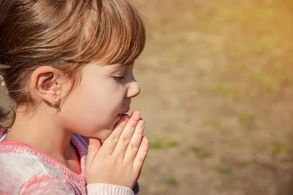 Παιδί Προσεύχεται Στο Θεό Επιλεκτική Εστίαση — Φωτογραφία Αρχείου