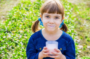 Çocuk süt içiyor. Seçici odak.