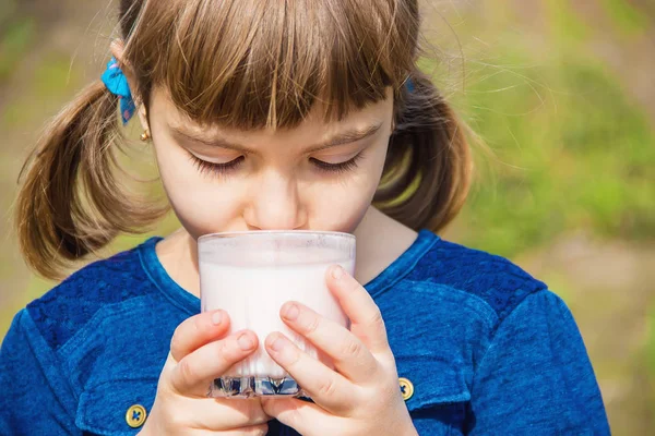 Das Kind Trinkt Milch Selektiver Fokus — Stockfoto