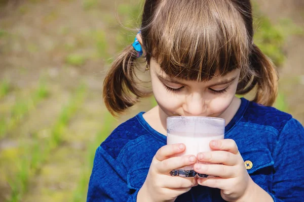 Παιδί Πίνει Γάλα Επιλεκτική Εστίαση — Φωτογραφία Αρχείου