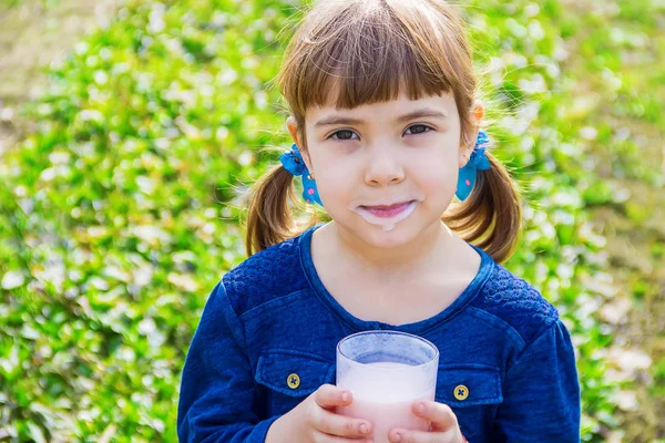 Niño Bebe Leche Enfoque Selectivo — Foto de Stock