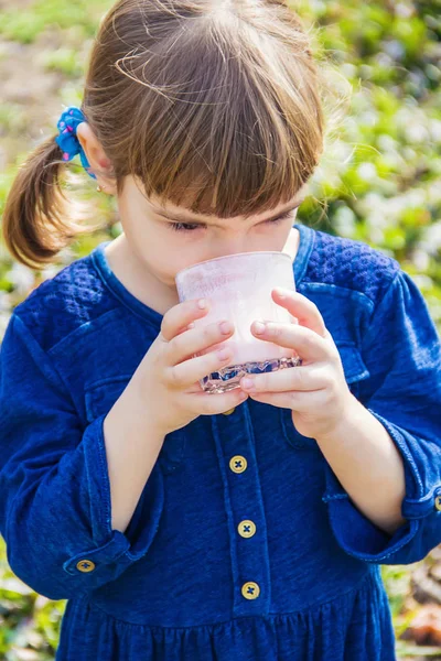 Niño Bebe Leche Enfoque Selectivo — Foto de Stock