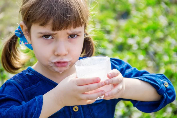 Barnet Dricker Mjölk Selektivt Fokus — Stockfoto