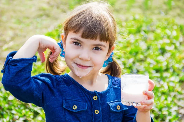 Das Kind Trinkt Milch Selektiver Fokus — Stockfoto