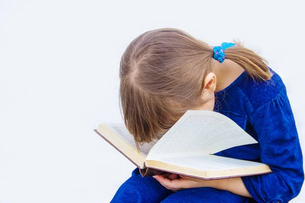 Ребенок Читает Книгу Селективный Фокус — стоковое фото