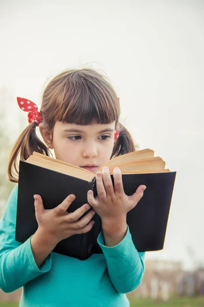 Παιδί Διαβάζει Ένα Βιβλίο Επιλεκτική Εστίαση — Φωτογραφία Αρχείου
